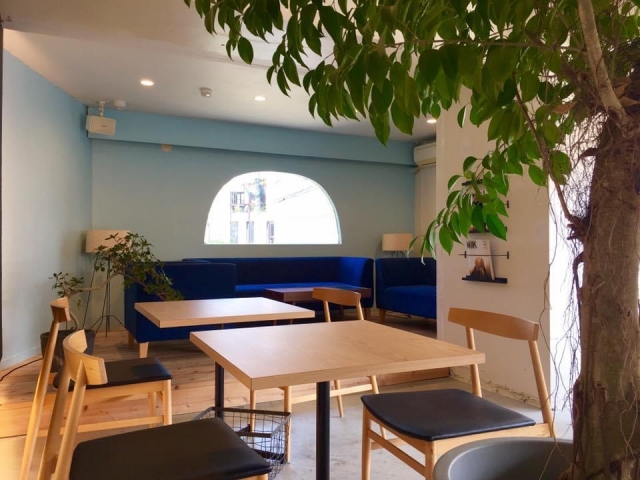 無垢材　テーブル　カフェ
